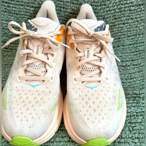 Women’s Hoka Clifton 9 size 8B peach colored